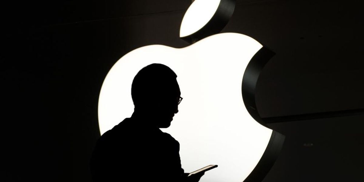 Tim Cook, az Apple vezérigazgatójának sziluettje az Apple logója előtt