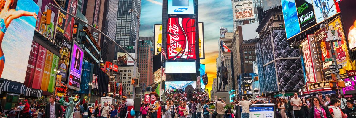 Times Square hirdetőtáblákkal és kavargó embertömeggel