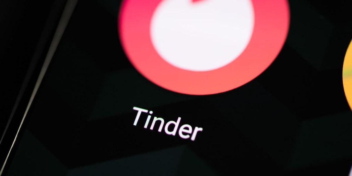 Tinder applikáció ikonja egy telefonon