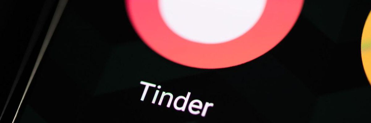 Tinder logó egy fekete okostelefonon