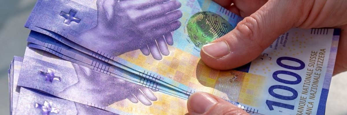 többezer svájci frank egy ember kezében