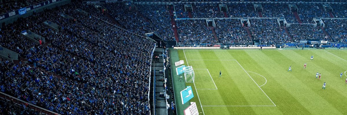 Tömött lelátók egy stadionban egy futball meccsen