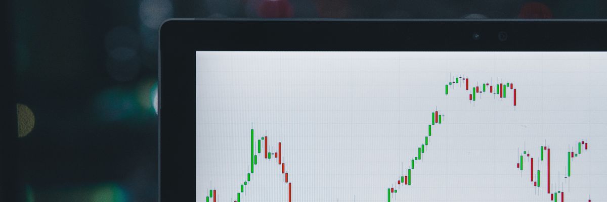 Tőzsdei árfolyammozgást mutató grafikon egy monitoron