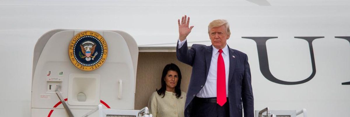 Trump integet az Air Force One fedélzetéről piros nyakkendőben