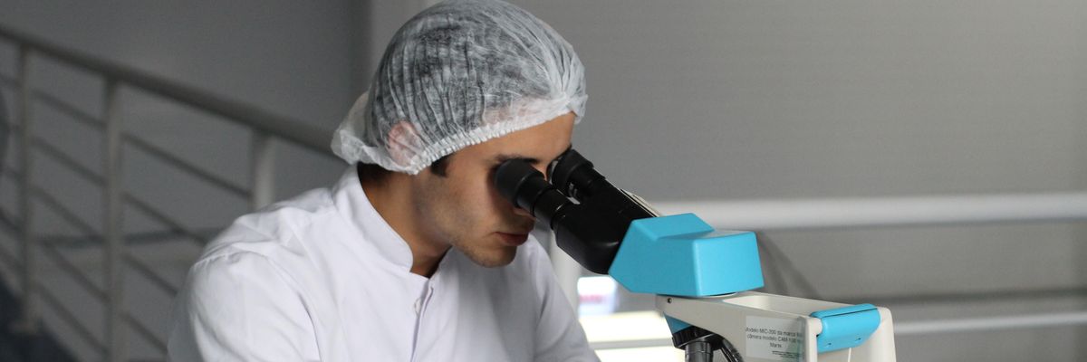 Tudós köpenyben egy laborban kutatja a rák ellenszerét
