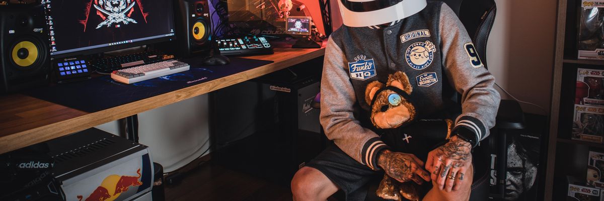 Twitch-streamer Deadmau5 sisakban a számítógépes környezetében ül