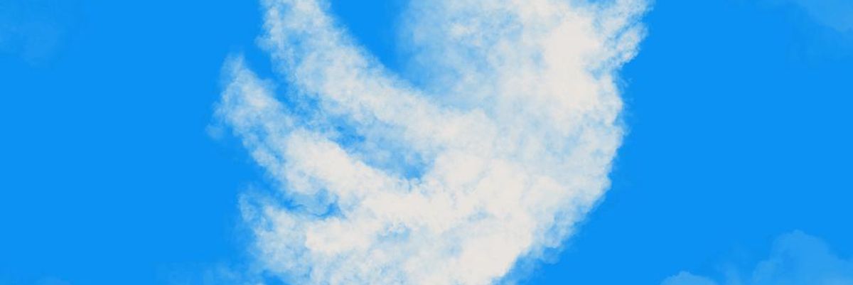 Twitter madár formájú fehér felhő a kék égbolton