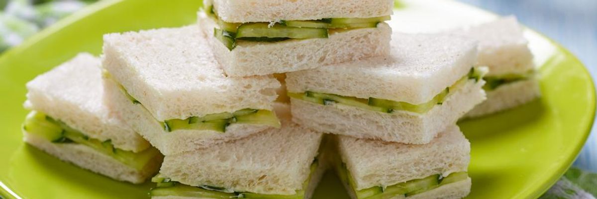 Uborkás-krémsajtos szendvicsek zöld tányéron