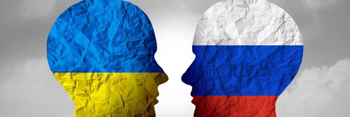Ukrán és orosz színű emberi fejek néznek egymással szemben, a Facebook az ukránok védelmére kelt