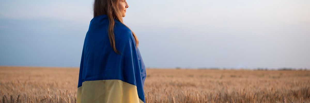 Ukrán nő áll a búzamezőben