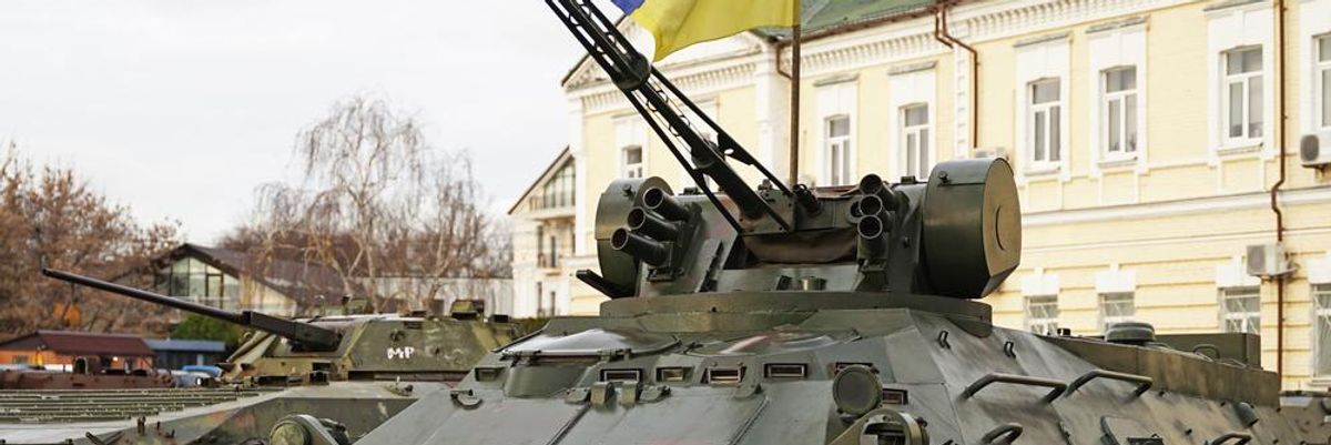 Ukrán zászló egy harckocsi mögött, Ukrajna háborús kötvényekből támogatná a sereget