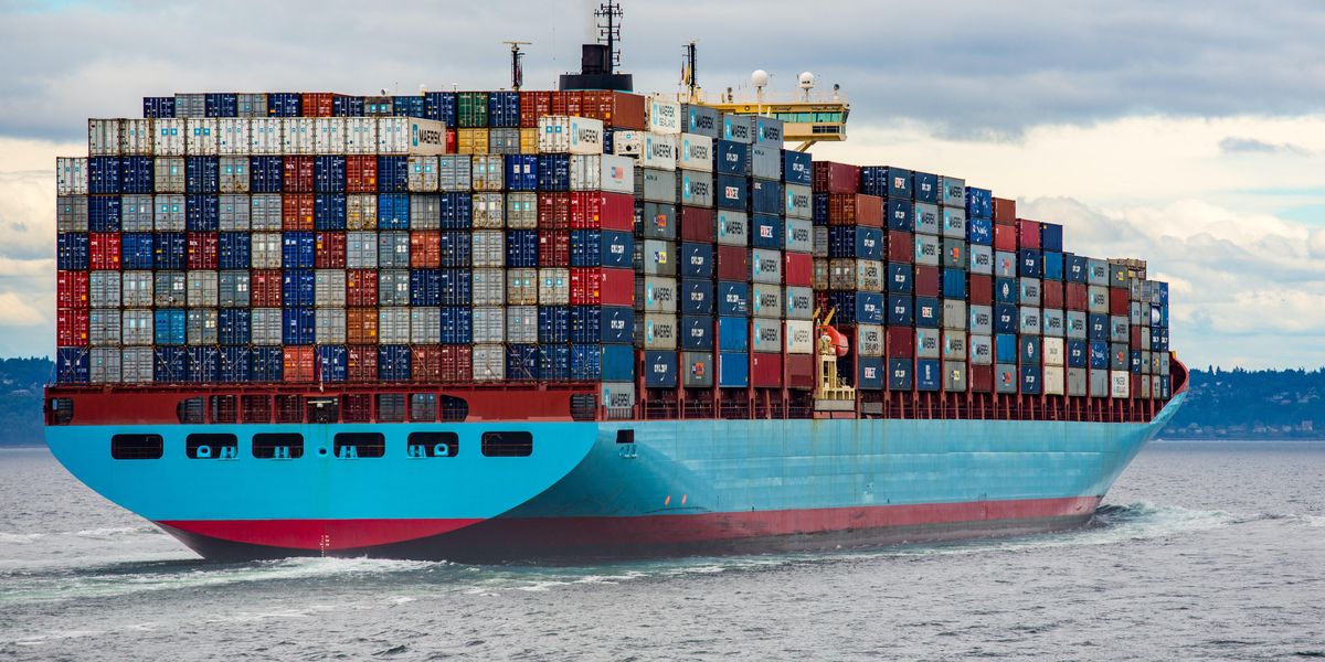 Üres konténerekkel megrakott konténerhajó hajózik vissza Ázsiába, hogy felvegye az olcsó kínai termékeket
