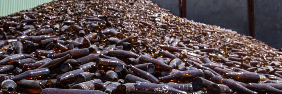 Üres sörösüvegek Oroszországban, miután kivonult két nagy sörgyártó