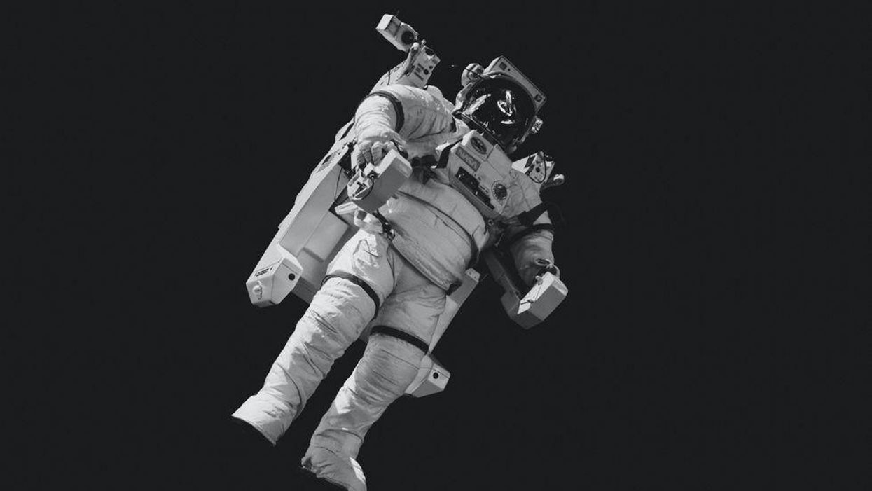 Űrhajós lebeg az űrben.