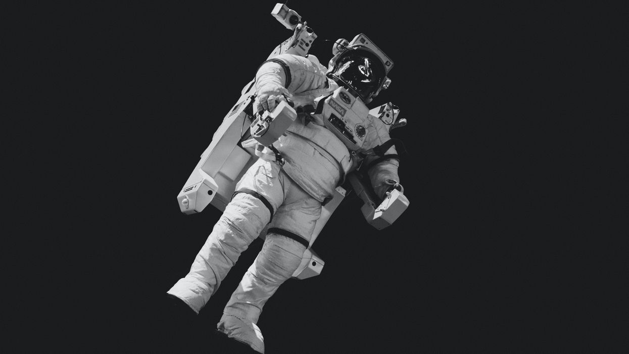 Űrhajós szkafanderben lebeg az űrben.