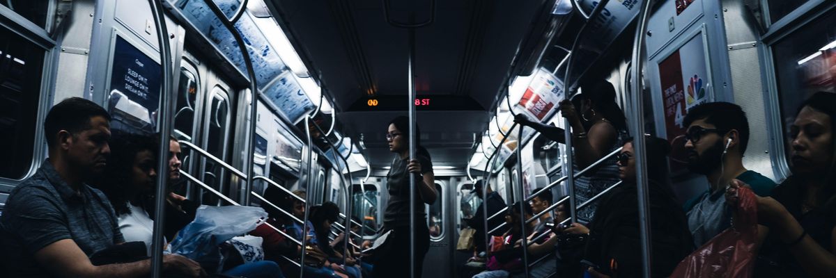 Utasok a metrón külföldön