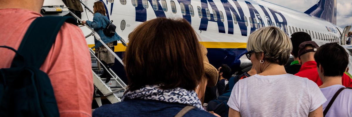 Utasok szállnak fel egy Ryanair gépre
