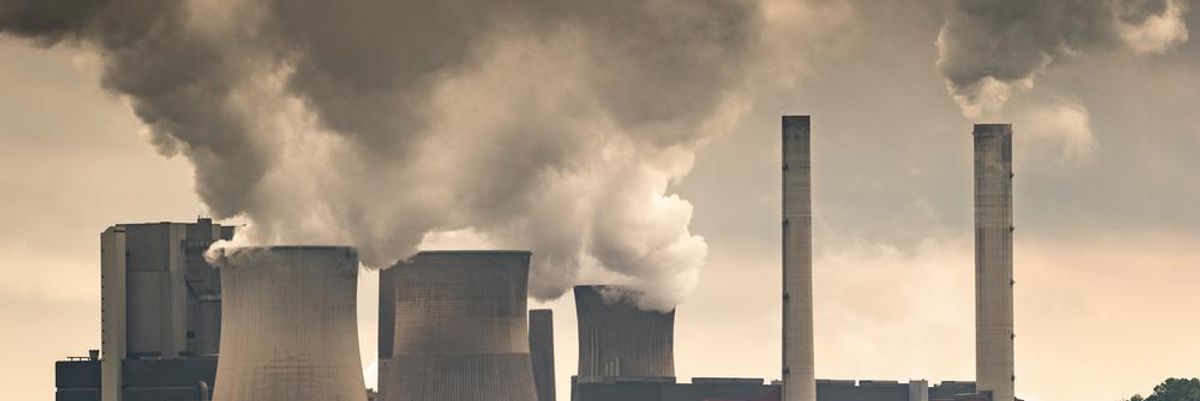 Üzemelő szénerőmű, amely épp szennyezi a környezetet, füst száll fel a kéményekből