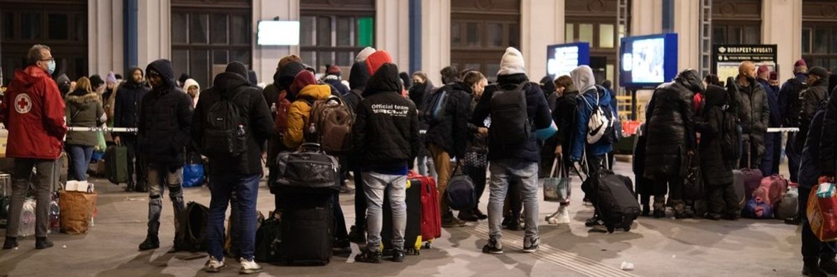 vasútállomás, menekült, emberek, csomagok