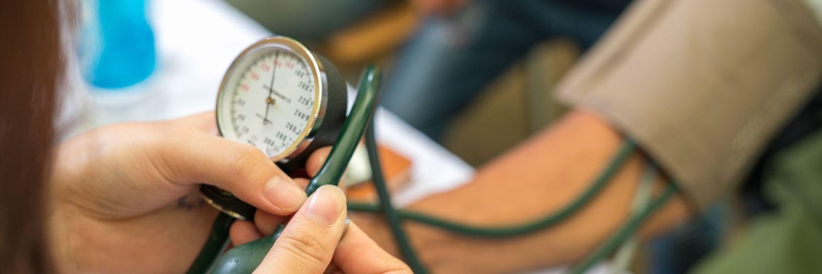 Vérnyomás ellenőrzése az orvosnál