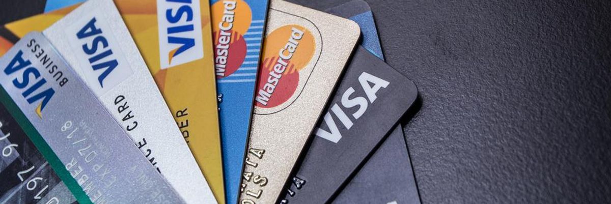 Visa és Mastercard kártyák sorakoznak egymáson egy fekete bőrszerű felületen