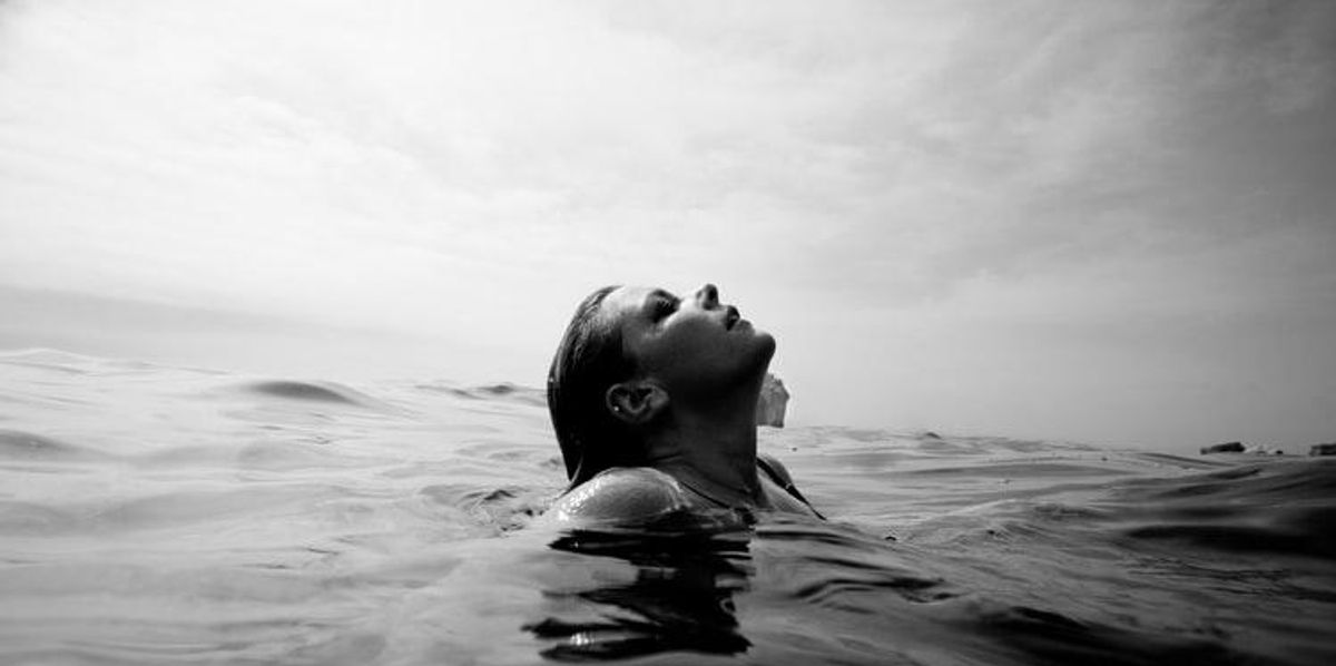 Víz alól felbukkanó nő fekete-fehér fotója