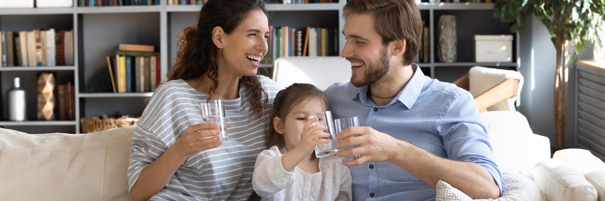 vizet iszik egy háromtagú család