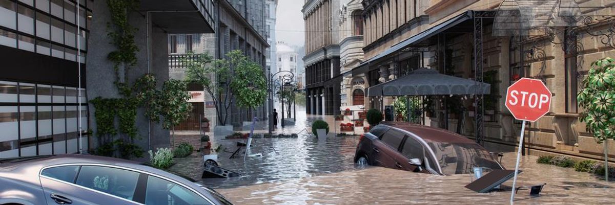 Vízzel elöntött utca, autók a vízbe állva