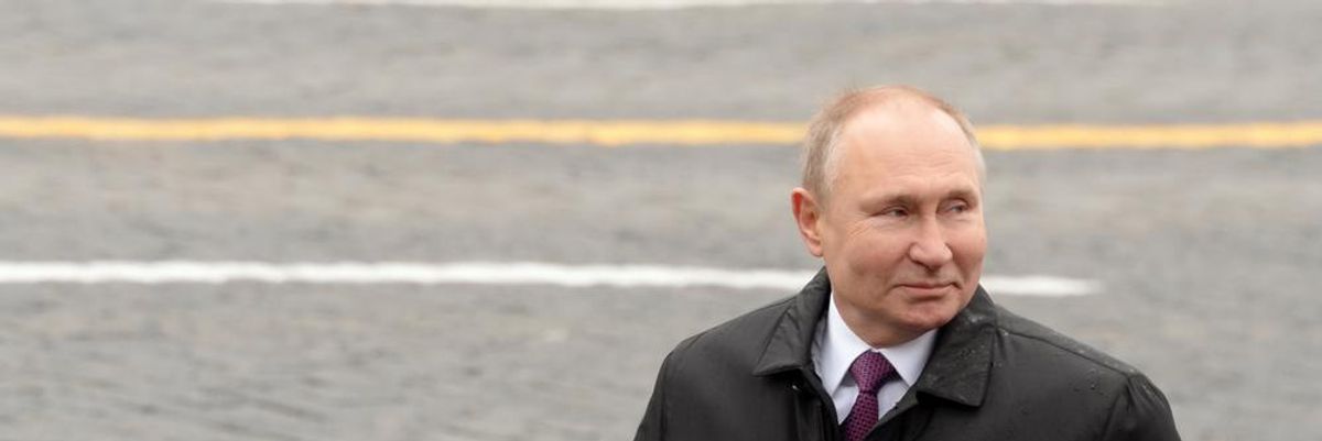 Vlagyimir Putyin fekete kabátban