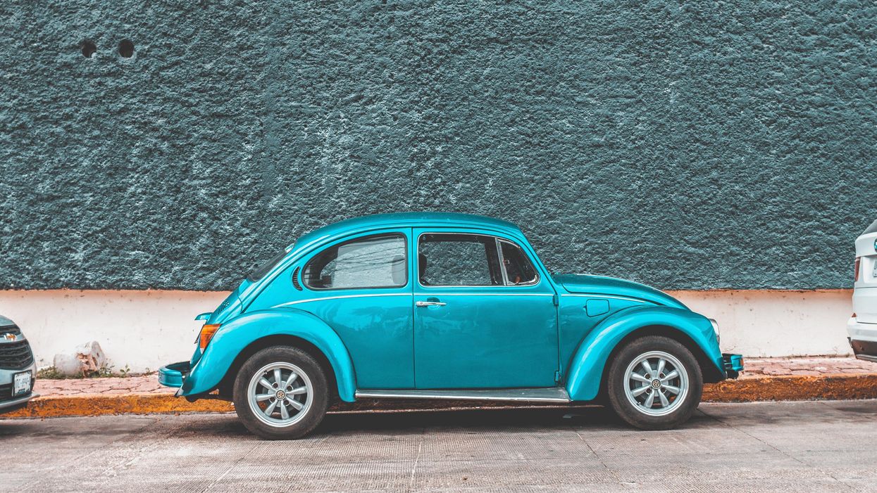 Volkswagen Beetle autó parkol az utcán.