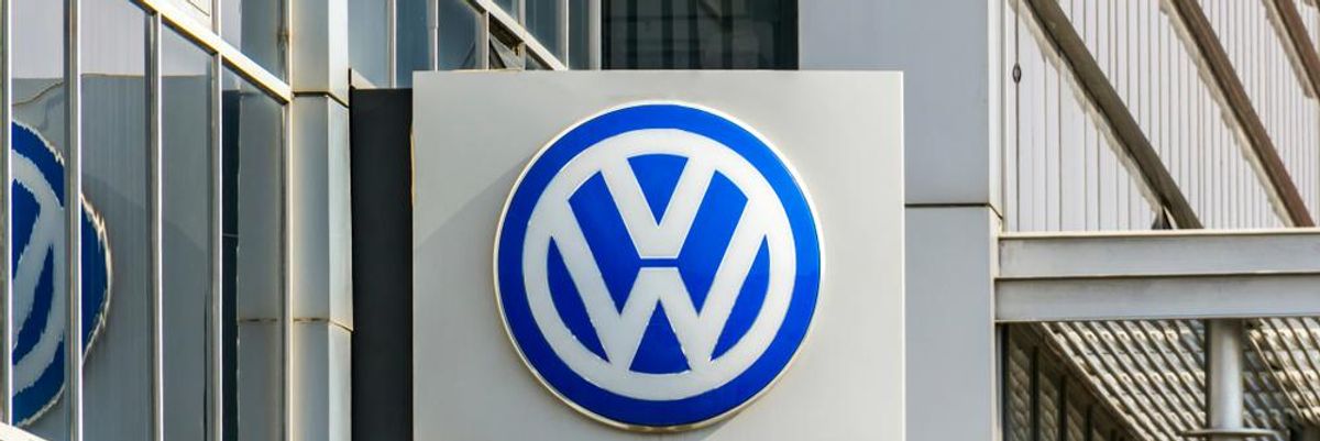 Volkswagen logó a gyártó egyik kirendeltségén