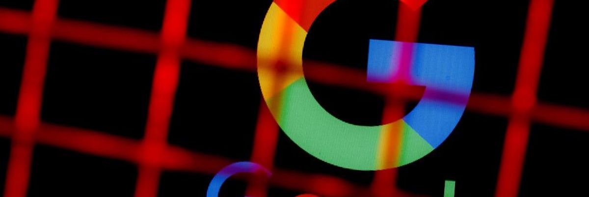 Vörös rácsok mögött a Google logója, az oroszok saját piacteret fejlesztenek