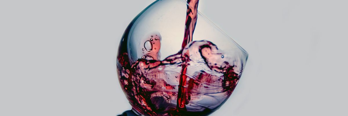 Vörösbort töltenek egy üvegpohárba