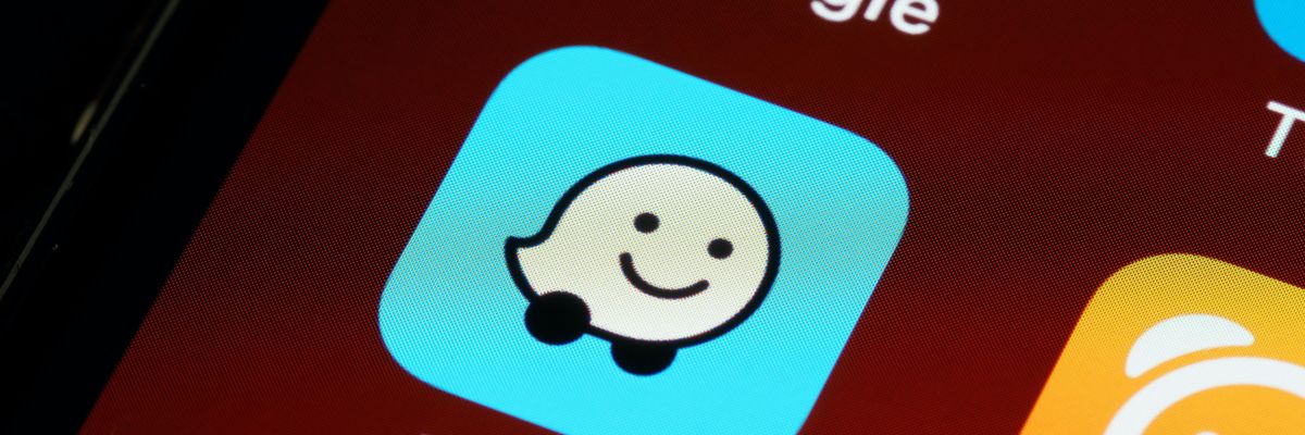 Waze applikáció a telefonon, mosolygós szimbólummal