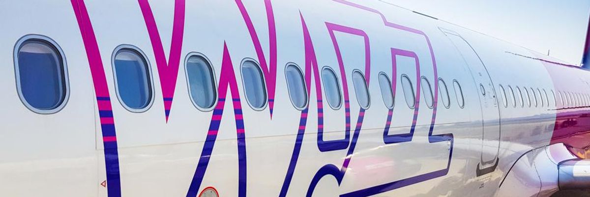 Wizz Air repülőgép fehér logóval