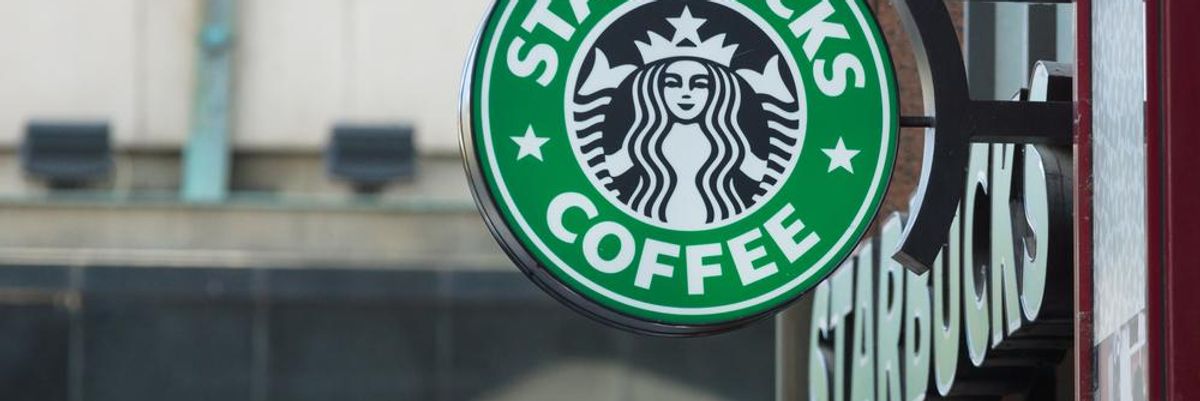 Zöld-fekete-fehér Starbucks logó egy kávézón