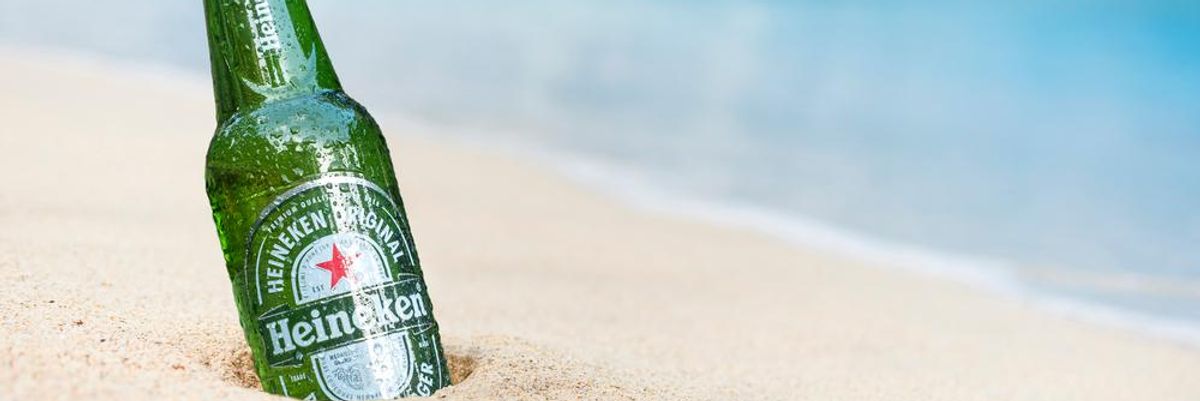 Zöld Heineken a fehér homokban