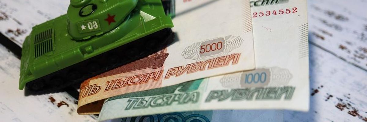 Zöld játéktank és rubel bankjegyek