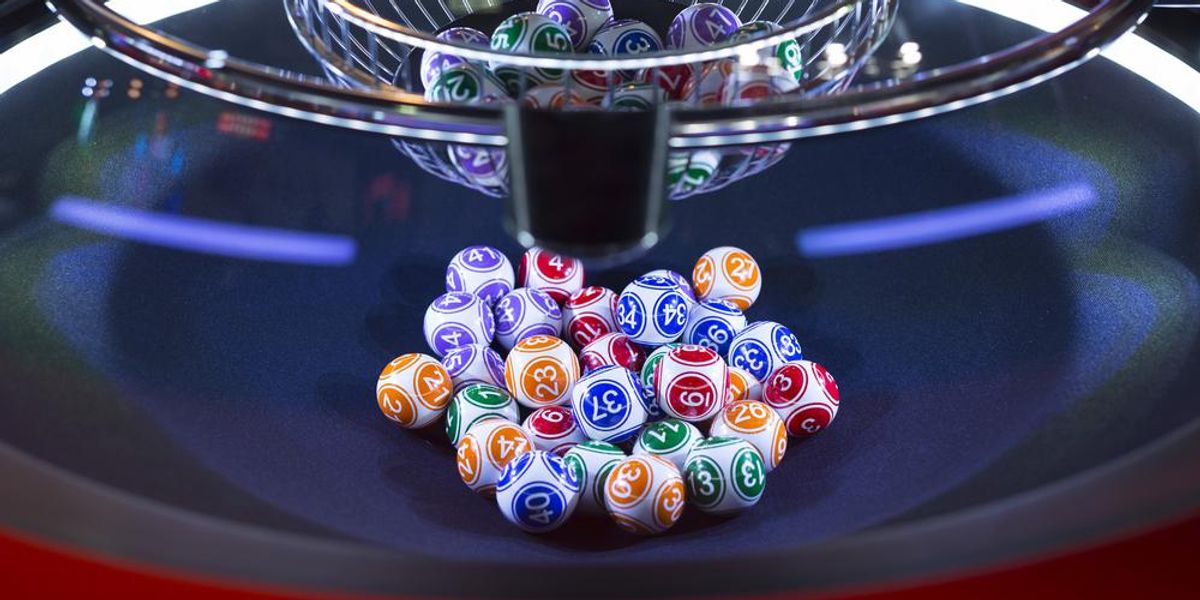 Zöld, kék, sárga, piros és lila számgolyók segítségével épp kisorsolják az aktuális lottó nyerőszámokat