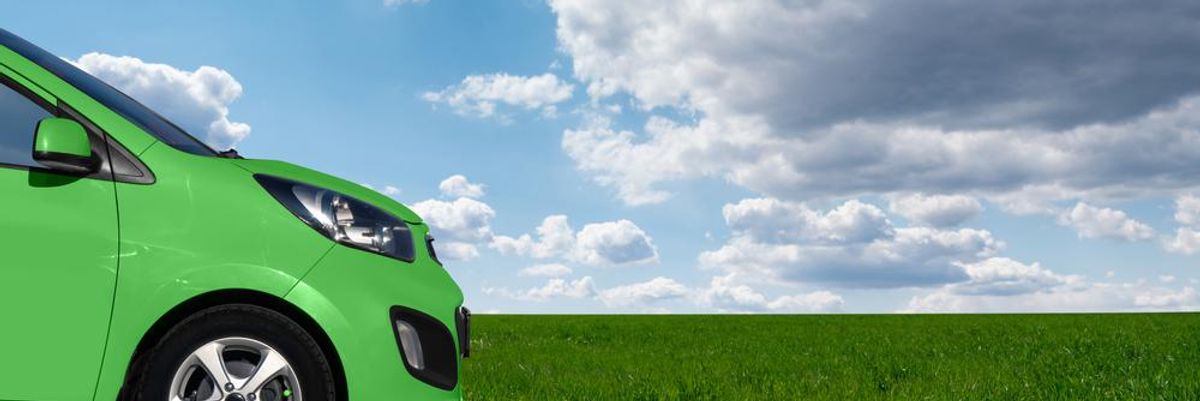 Zöld színű elektromos autó a természetben