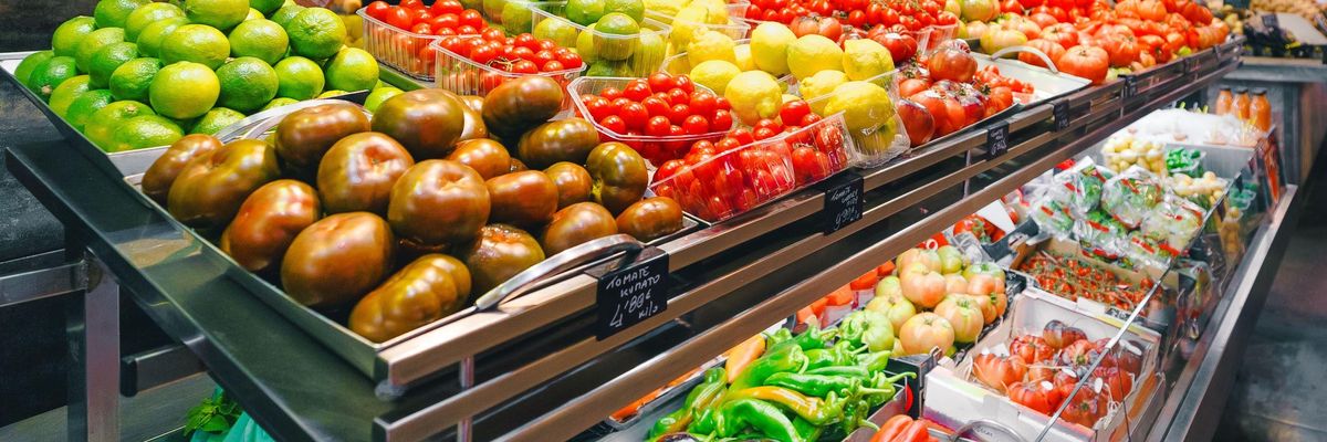 Zöldségek és gyümölcsök a piacon