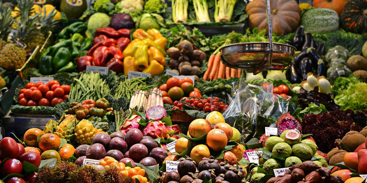 Zöldségek és gyümölcsök egy piacon