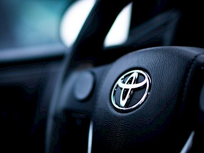 Hetedik éve ül a trónon a Toyota