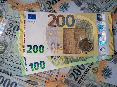 Pénzváltás: így áll reggel a forint, ennyit ér az euró