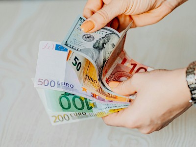 Tartja magát a forint az euróval, a frankkal és a dollárral szemben