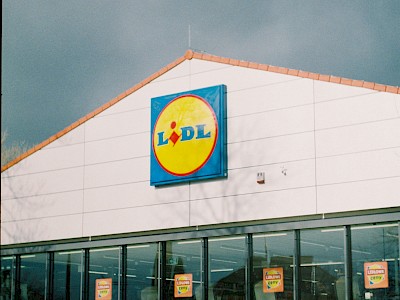 Nagy változás jön a Lidl áruházak e-autó töltőinél
