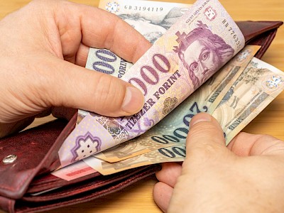 Így áll a forint reggel, így számolj, ha eurót, dollárt, frankot váltanál