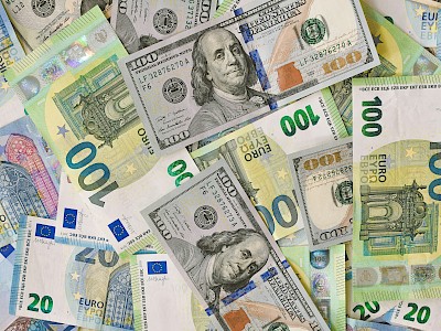 Erősödik a forint, ennyit ér reggel az euró, a dollár, a frank