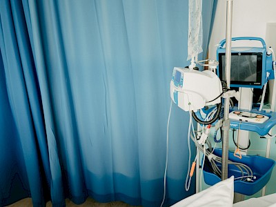 Itthon és Ausztriában csapott le a NAV a lélegeztetőgépeken nyerészkedő bűnszervezetre