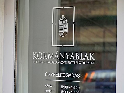 Tízezrek kerülhetnek bajba, mert nem cserélték le a régi személyit
